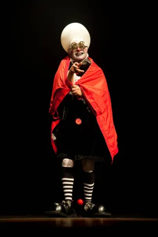 O argentino Victor Avalos interpreta o bufão Tomate, que provoca reflexão e riso