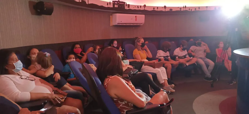 O Planetário de Londrina tem recebido muitos visitantes para a exibição de filmes: a programação pensada para as férias escolares e atraiu alunos e familiares