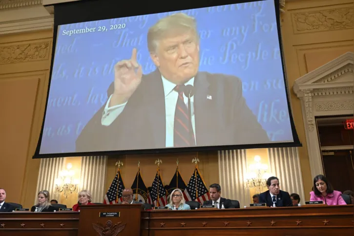 Uma imagem de vídeo do ex-presidente Trump é vista em uma tela durante uma audiência do Comitê de Seleção da Câmara para Investigar o Ataque de 6 de janeiro ao Capitólio dos EUA