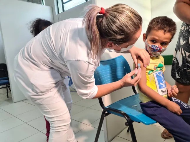 "Quando ficamos sabendo que o João Victor, 4, poderia tomar também, fizemos questão de nos programar para estar aqui hoje", diz Sandra Ferreira, mãe de João Victor, 4.