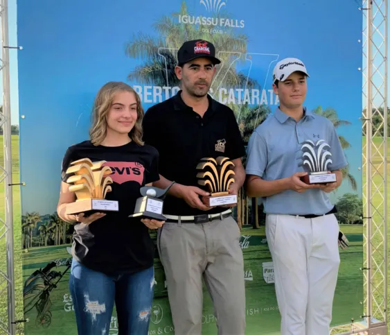Os golfistas do LGC Ana Helena Cunha, Ricardo Correia e Ricardo Queirolo na premiação