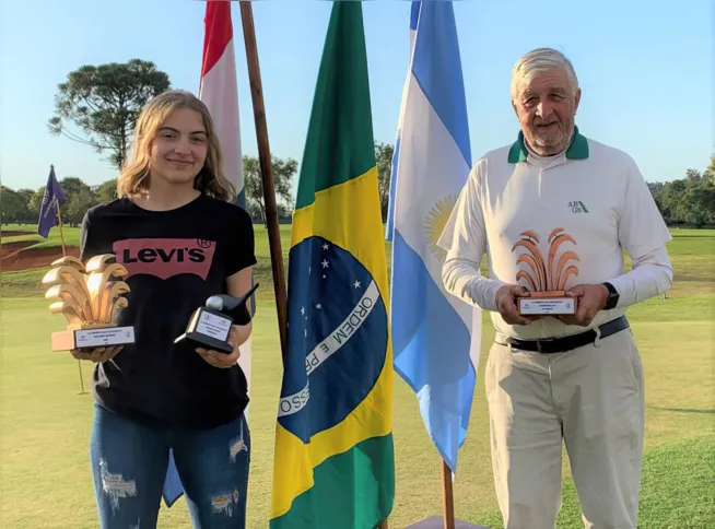 The young golfer with her grandfather Luiz Fernando Cunha, during the tournament.