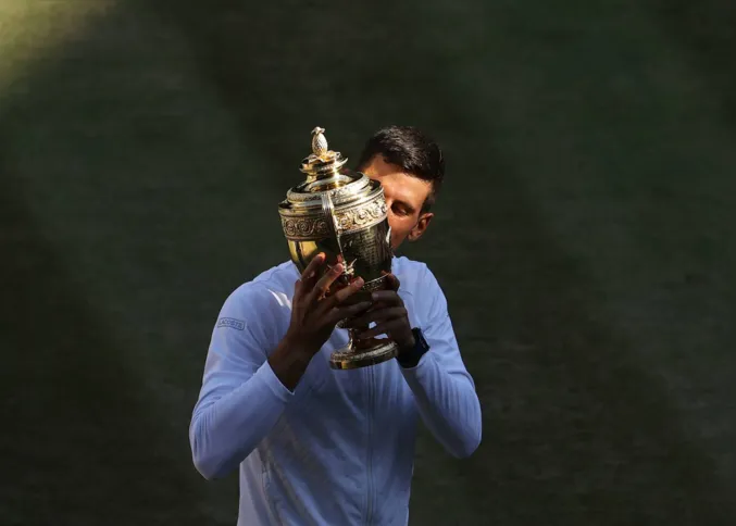 Imagem ilustrativa da imagem Djokovic confirma favoritismo e vence 7º título de Wimbledon