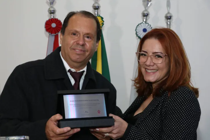 Marcos Moura recebeu homenagem da gerente executiva do Sistema Secovi-PR, Marla Cristian Joaquin