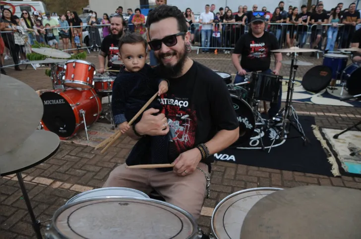 André Vinicius Bandeira e o filho Francisco: "Esse evento é um marco para Londrina para representar os bateristas daqui"