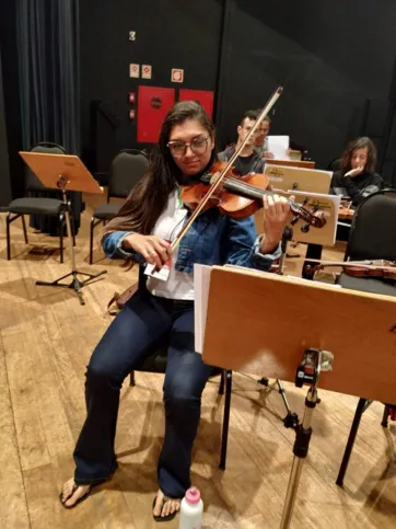 Dianara Ramos, de Conceição de Coité (BA), encarou 17 horas de viagem para vir a Londrina fazer curso de violino com bolsa oferecida pelo Festival