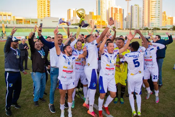 jogadores do Foz comemoram o título da Divisão de Acesso do Paranaense