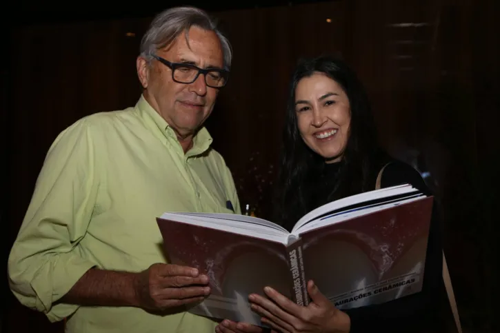 Os sempre elogiados dentistas Amauri Silveira e Ana Paulo Dalmolin, durante o lançamento do importante livro