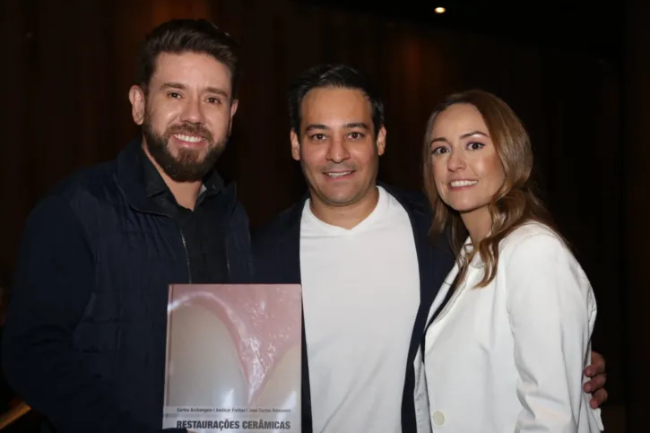 Marcos Ferreira dos Santos com o escritor Carlos Archangelo e Ana Paula Archangelo