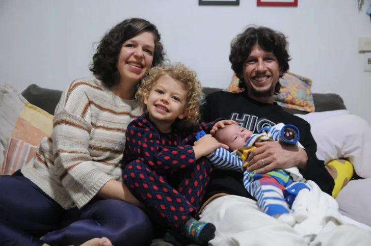 Laura Ferreira Lago, com Danilo Lagoeiro e os filhos Rudá e Iaci, fala dos benefícios do parto normal: “Não tive que tomar antibiótico e anti-inflamatório e a recuperação é bem mais rápida"