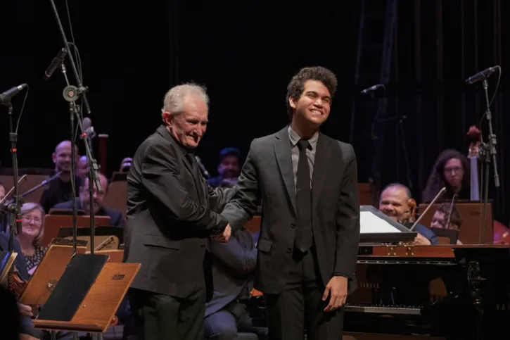 O maestro Massimiliano Carraro com o pianista Fabio Paez