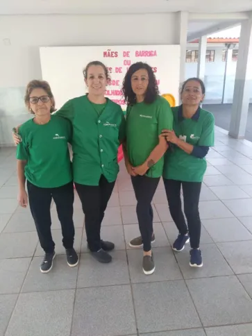 Mariza Fabri, segunda da esquerda para a direita, com as colegas de trabalho da Escola Municipal Miguel Bespalhok: "As crianças nos respeitam muito"