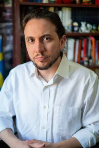 Professor, escritor e analista de pesquisa de mercado, João fernando de Lima Parra é apaixonado por romances policiais