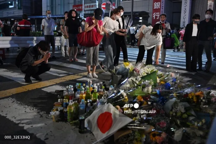 Imagem ilustrativa da imagem Shinzo Abe, ex-premiê do Japão, morre após ser baleado durante campanha