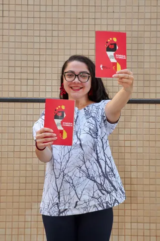 Erica Paiva Rosa, organizadora e curadora do livro: “Poesia é o Conselho' é o grito de guerra de uma juventude que encontrou nos campeonatos de poesia falada um espaço de projeção de suas vozes"