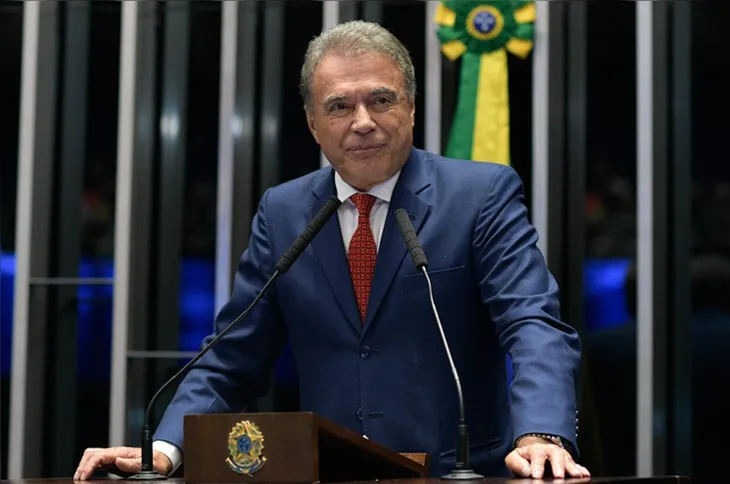 Alvaro Dias está no terceiro mandato consecutivo de senador