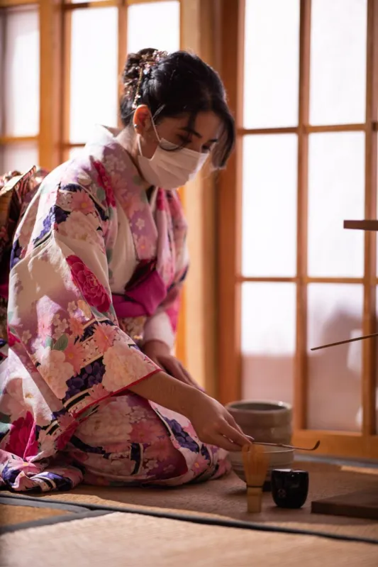 Karina Natsumi Nishimura conduzindo a cerimônia do chá