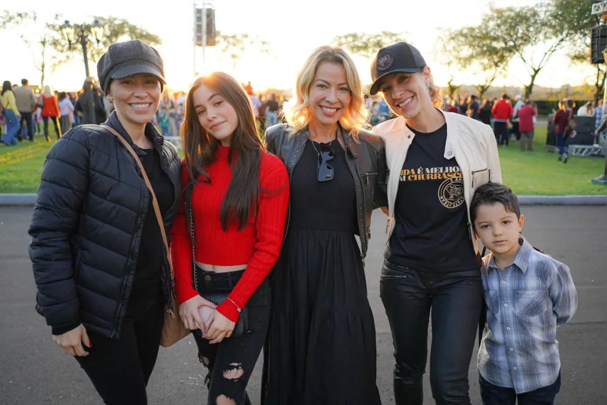 Fabiana Camargo, Anabella Camargo, Sol Gouvea, Samara Martins e Mateus Martins