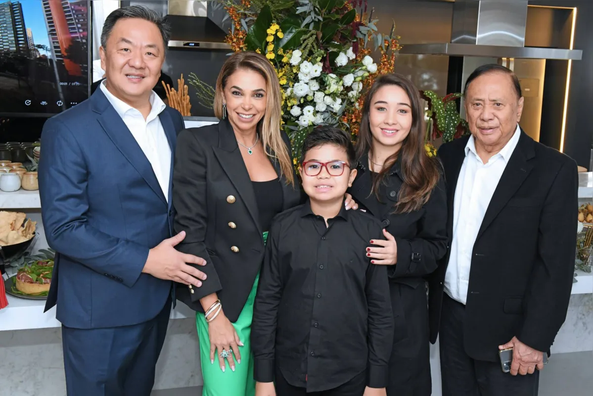 Leonardo, Anita, Vitor Akira, Carol e Atsushi Yoshii