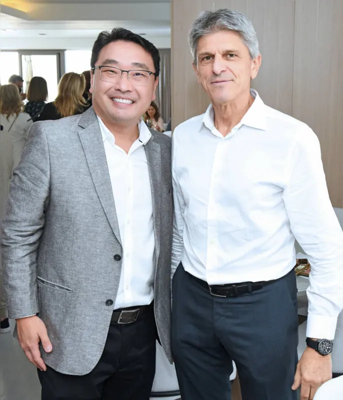 Diretor da A.Yoshii em Curitiba, Ricardo Kitamura com o arquiteto Manuel Baggio: a Baggio Schiavon é responsável por toda a concepção arquitetônica e paisagística do empreendimento