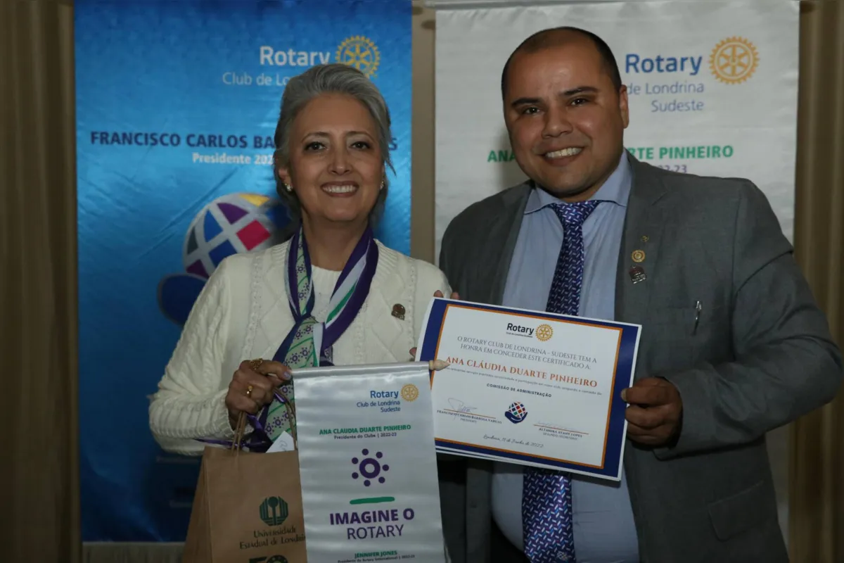 A nova presidente Ana Cláudia Duarte Pinheiro com o ex-presidente do clube Francisco Carlos Barbosa Vargas
