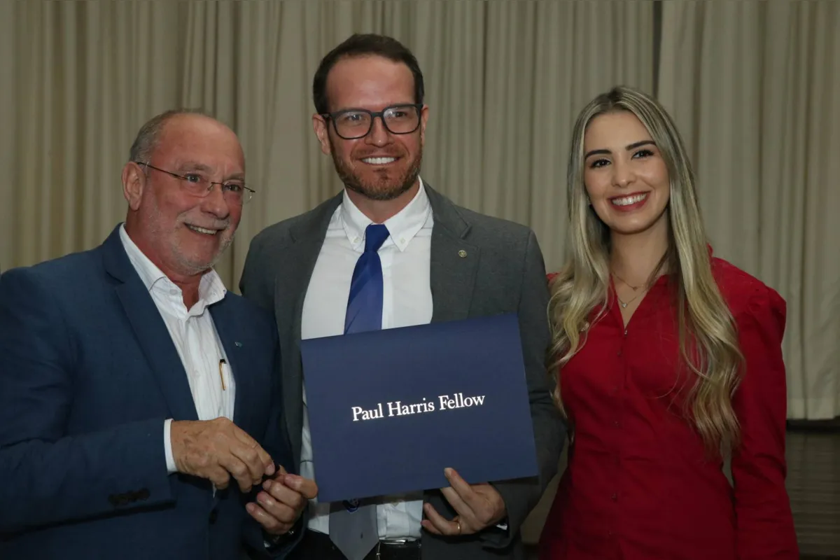 Vilson Basseto, Gustavo Ribeiro e Polyana Ribeiro. O pediatra recebeu o título de cidadão Paul Harris