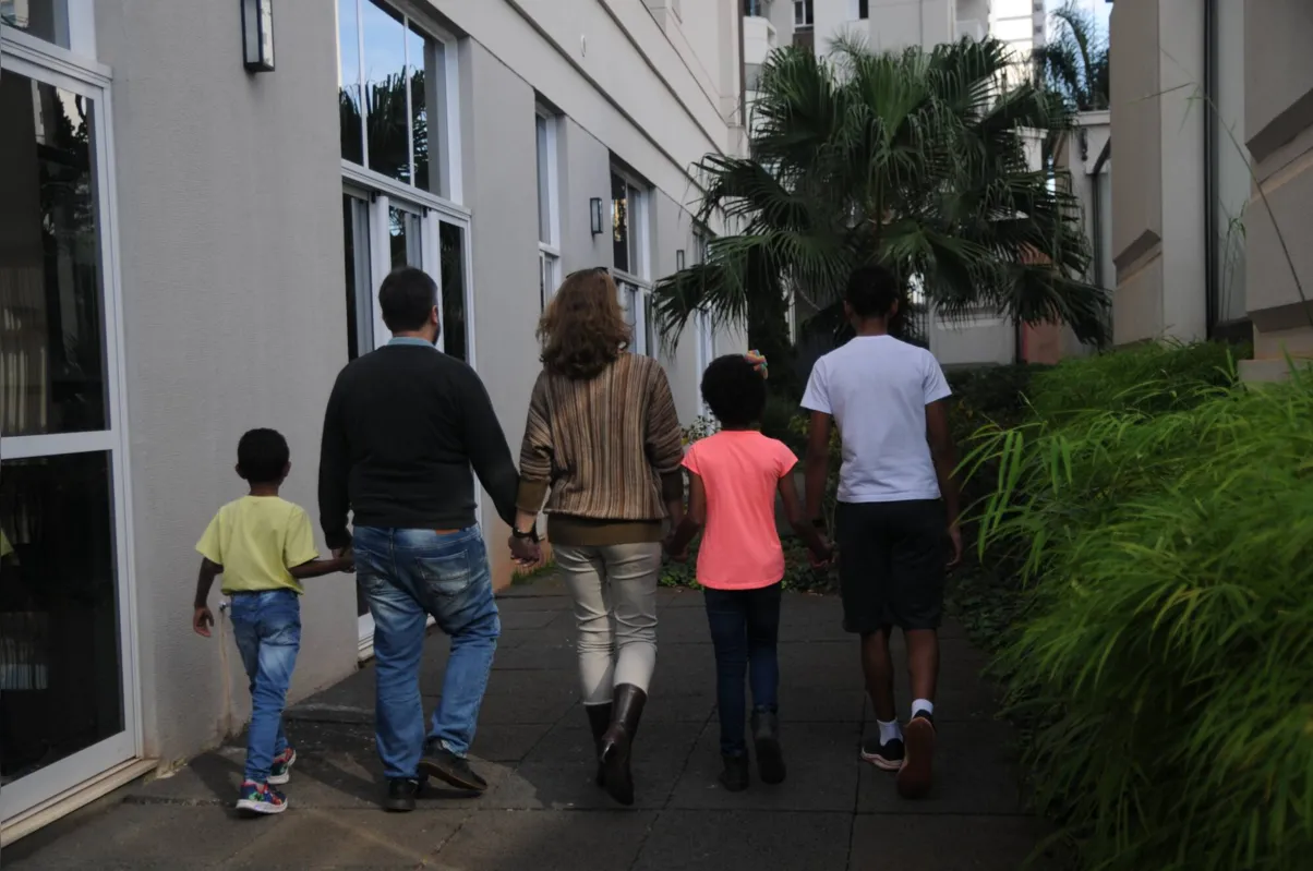 Gustavo Carneiro 

Fernanda Bleck e André Saulo realizaram o sonho de formar família por meio da adoção de três crianças