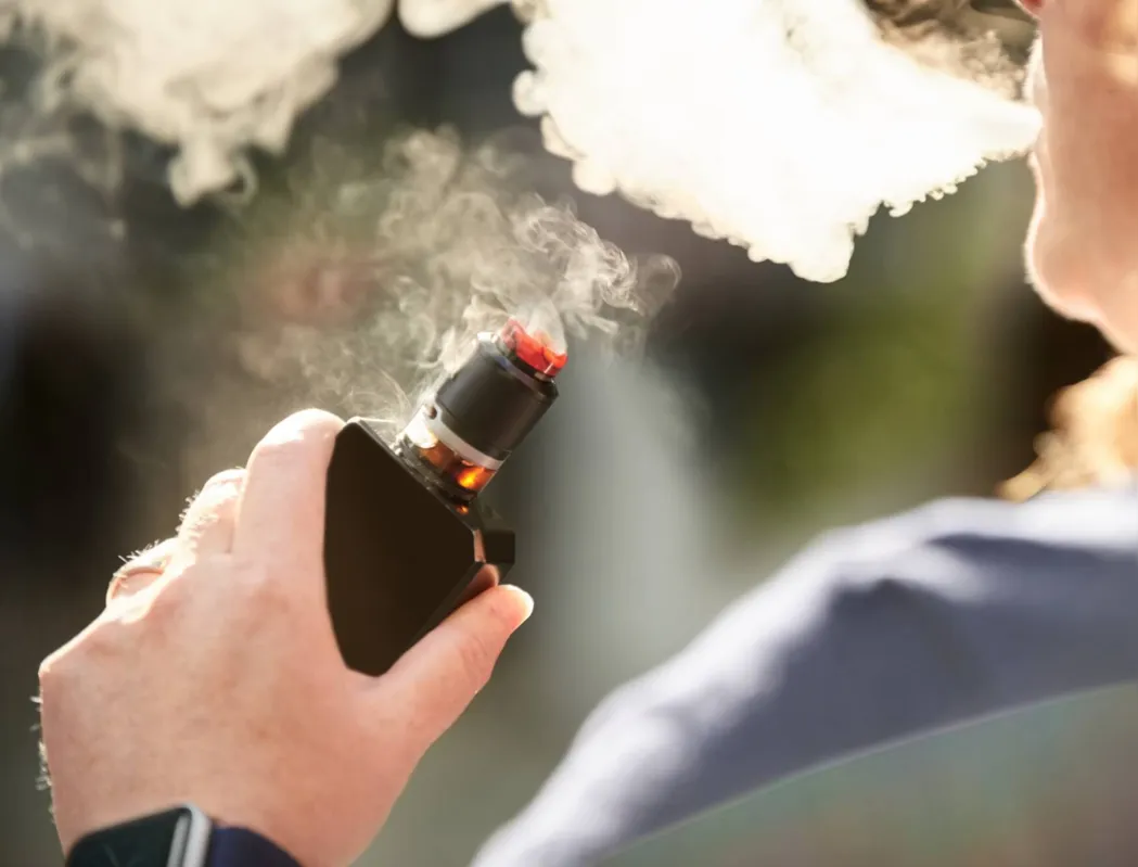 Criado no início dos anos 2000, o cigarro eletrônico tinha como objetivo diminuir a dependência de nicotina