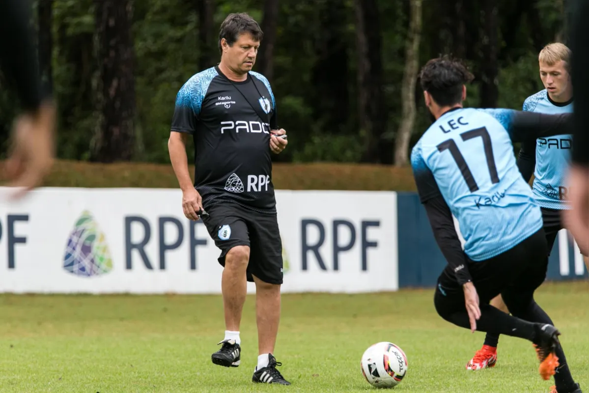 Adilson Batista finaliza nesta manhã preparação para o jogo de amanhã contra o Ituano, que não vence em casa há cinco partidas