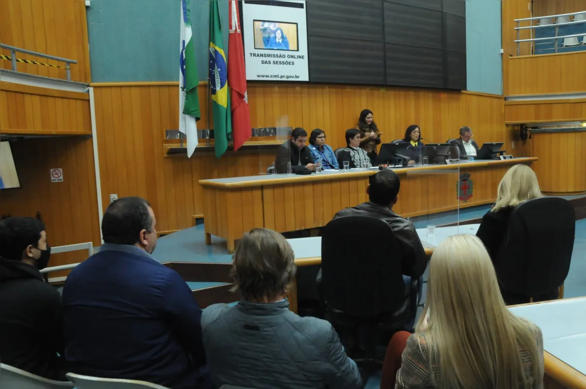 A Câmara de Londrina realiza na noite desta segunda (13) audiência pública para debater o projeto de lei nº 242/2021, do prefeito Marcelo Belinati, (PP), que flexibiliza regras da Lei Cidade Limpa. Na foto Álvaro do Nascimento Marcos Diretor de Operações
,  Josiane Kacimeli Correia Coordenadora de Fiscalização de Posturas e Cidade Limpa, Lucas Fugiwara Ribeiro Presidente da Comissão de Estudos para Alteração da Lei Cidade Limpa. e os vereadores Sonia Gimenez e Nantes.
