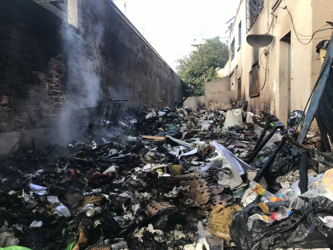 Imagem ilustrativa da imagem Após incêndios, população volta a cobrar solução para ‘mocós’