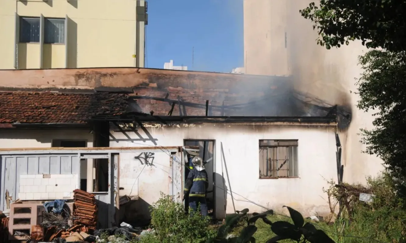 Imagem ilustrativa da imagem Após incêndios, população volta a cobrar solução para ‘mocós’