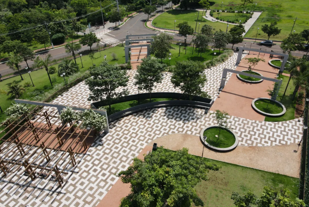 Vista de cima da Praça Pioneiros, no Alto da Palhano, que contém presença marcante do petit-pavé em seu piso