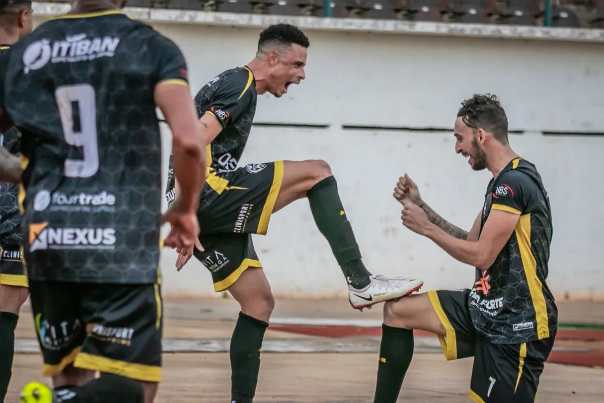 Jogadores do Aruko comemoram a vitória diante do PSTC e o acesso para a elite do Paranaense
