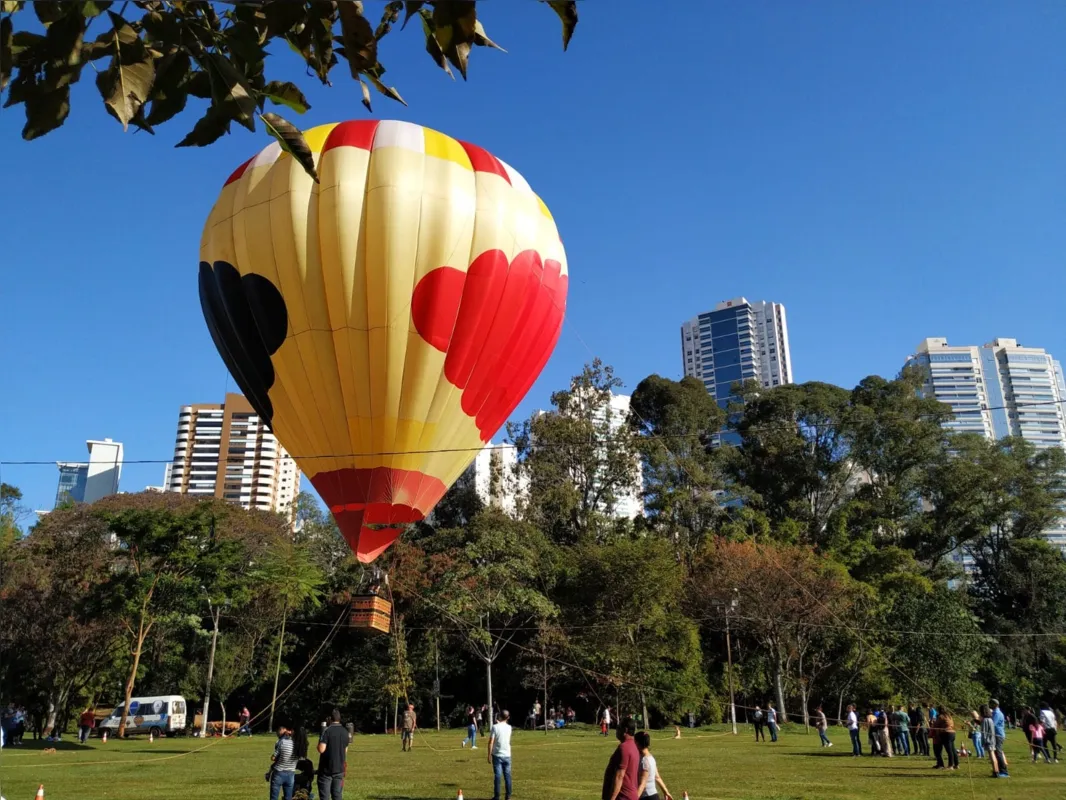 Imagem ilustrativa da imagem Balões atraem milhares de londrinenses ao Aterro do Lago Igapó