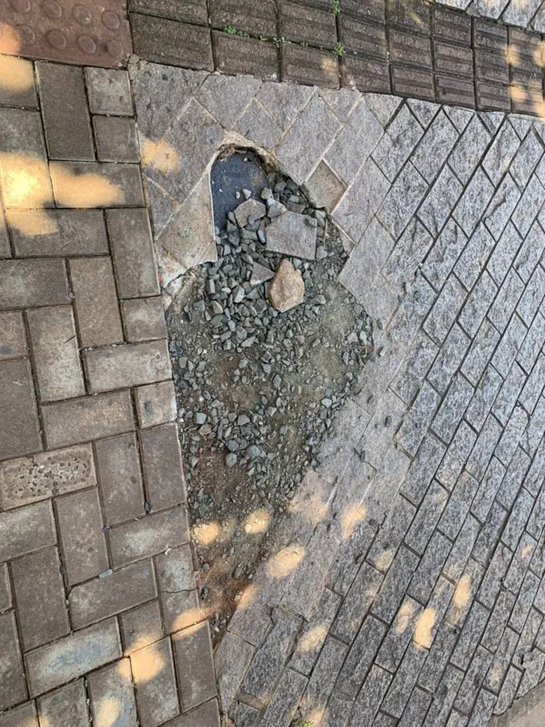 Imagem ilustrativa da imagem CIDADE FALA - Buraco na Calçada!