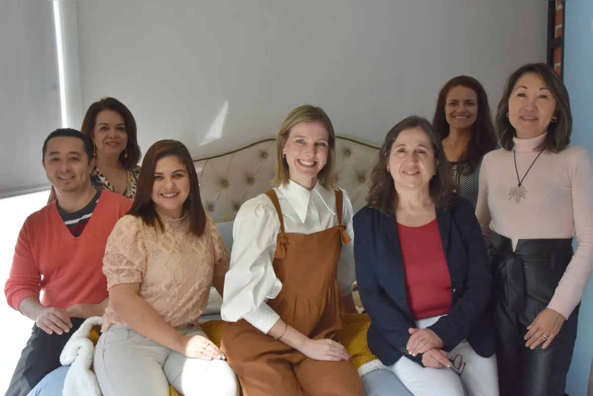 Dani Daher e Suzana Andres com Marcio Koga, Silvana Bonafini, Claudia Meyer, Elisangela Theodoro e Monica Nakabayashi, do Núcleo de Negócios em Arquitetura (IARQ) Londrina
