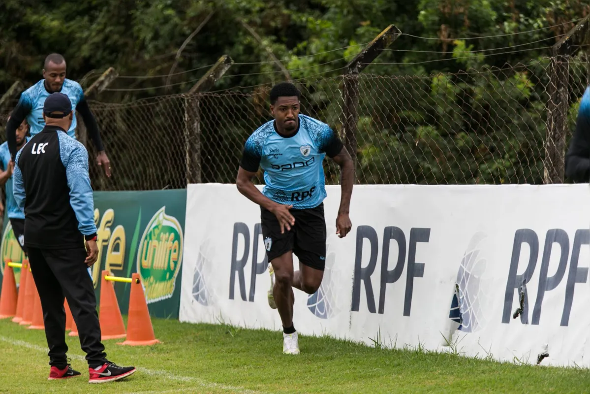 Desfalque em Porto Alegre, Gabriel Santos voltou a treinar e deve reaparecer no LEC diante do CSA