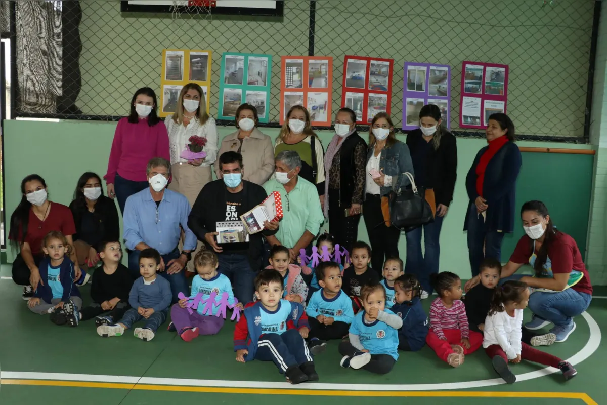 Clima de descontração durante a entrega da revitalização da CEI Haydee Colli Monteiro, com a presença de autoridades, diretoras das entidades mantenedores, equipe de professores, funcionários, pais, familiares e crianças.