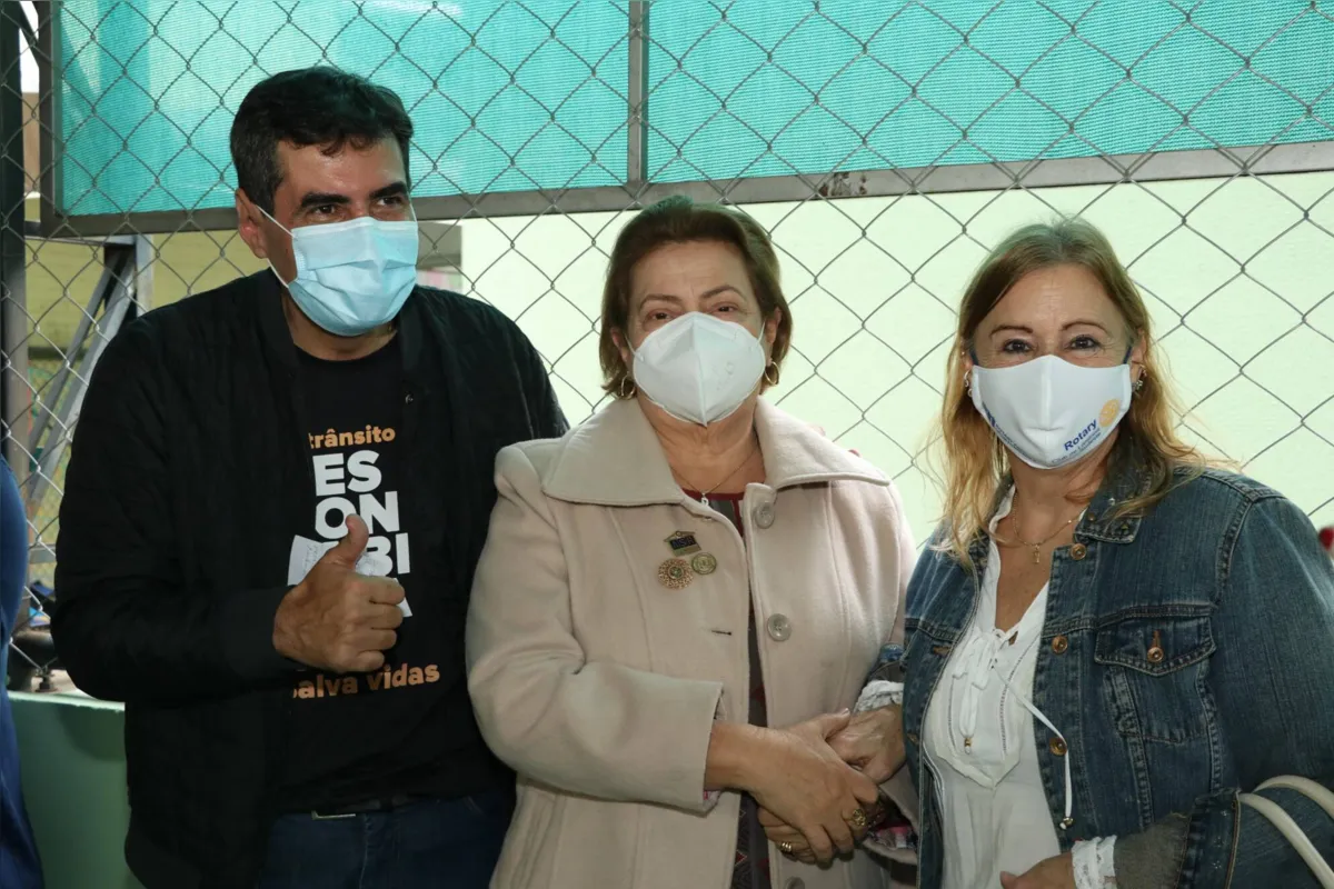 O prefeito Marcelo Belinati com Selma Nogami e a Felícia Watanabe, da Associação das Senhoras de Rotarianos