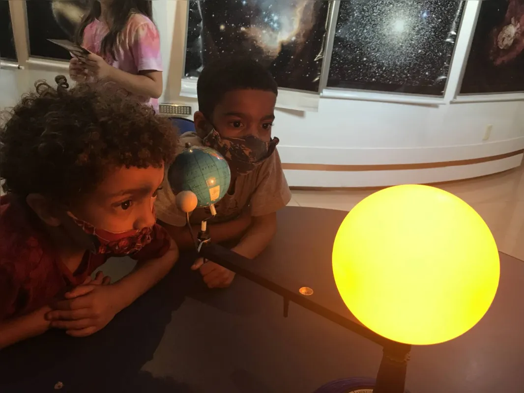Isaac, quatro anos, foi ao Planetário com o primo Miguel Freitas, cinco anos, que veio do Rio de Janeiro