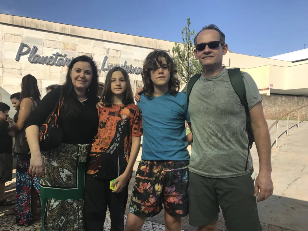 Fernanda e Fábio Augusto Tesser com o filho Fábio e o sobrinho Natan: visita ao Planetário para saber mais sobre o Universo