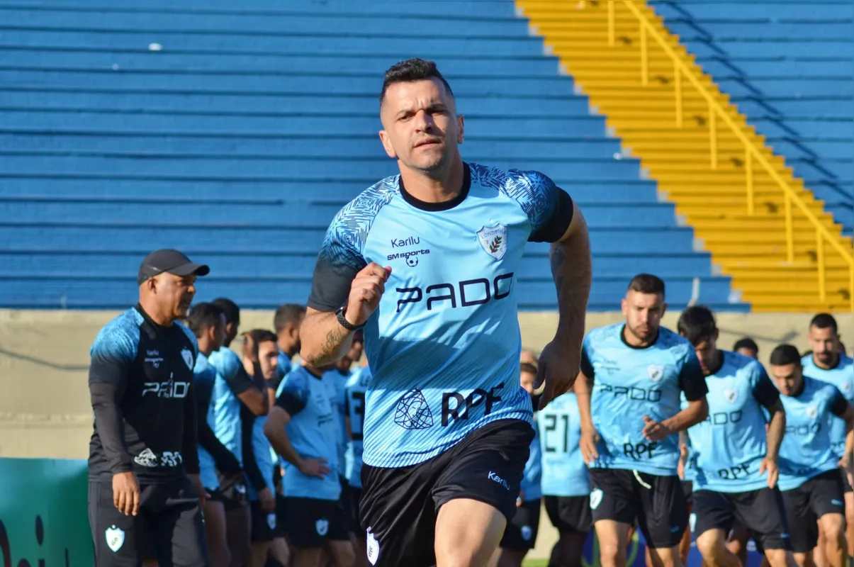 O lateral Edltinho é um dos que podem voltar ao time após ser poupado contra a Chapecoense