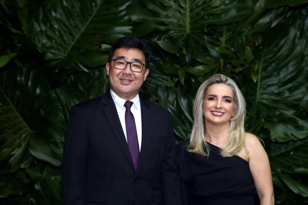 Jairo e Carla Tamura . O vereador foi o autor da homenagem