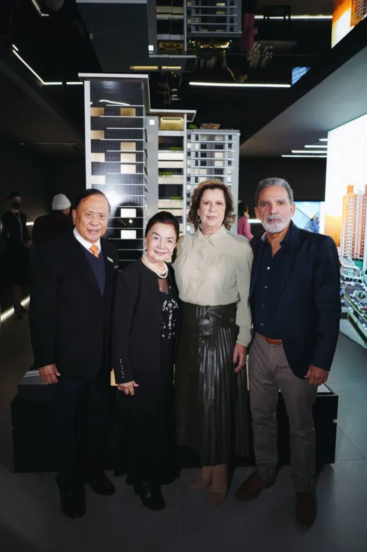 Kimiko e Atsushi Yoshii com Sônia e Raul Fulgêncio. “Há tempos, Londrina pedia um empreendimento que seguisse as tendências internacionais e com o padrão de excelência do Grupo A.Yoshii, nosso parceiro há mais de 30 anos”, afirma Raul