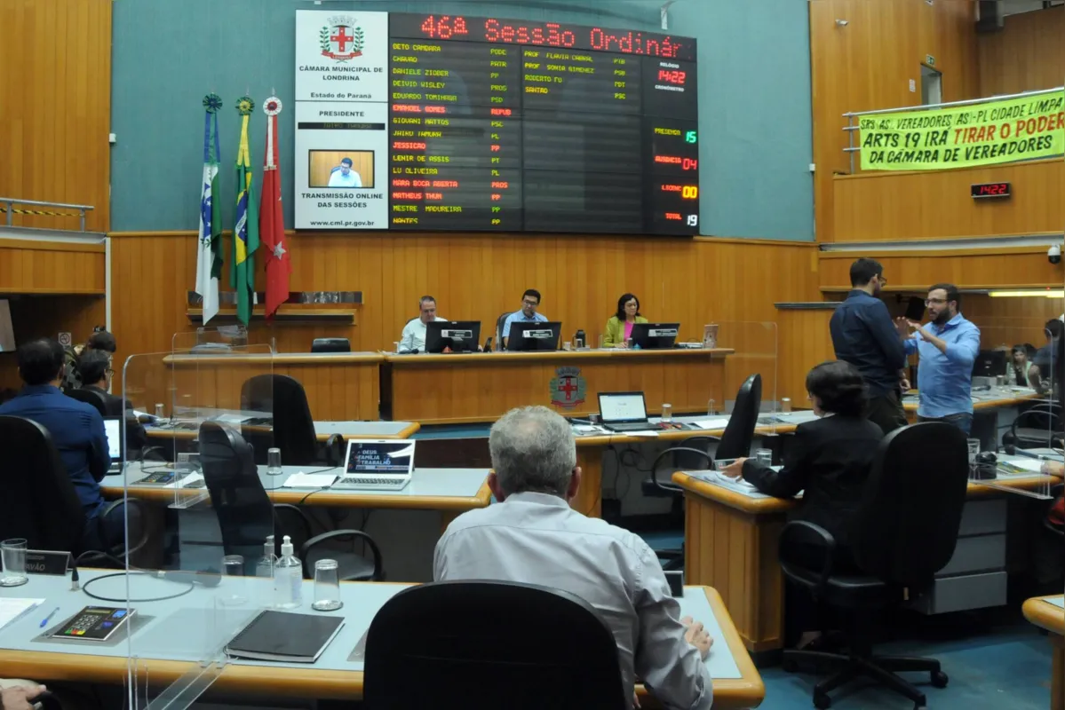 Os vereadores e as vereadoras da Câmara de Londrina se reuniram na tarde desta quinta-feira (14) para a 46ª sessão ordinária de 2022, com transmissão ao vivo pelo Facebook e Youtube.