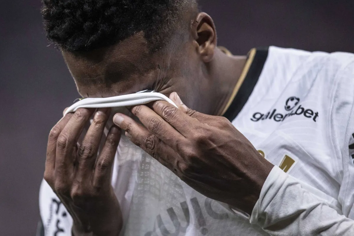 SÃO PAULO, SP - 26.05.2022: CORINTHIANS X ALWAYS READY - JÃ´ sai lesionado durante o jogo entre Corinthians e Always Ready realizado na Neo QuÃ­mica Arena em SÃ£o Paulo, SP. A partida Ã© vÃ¡lida pela 6Âª rodada do Grupo E da Copa Libertadores 2022. (Foto: Marco GalvÃ£o /Fotoarena/Folhapress) ORG XMIT: 2211389