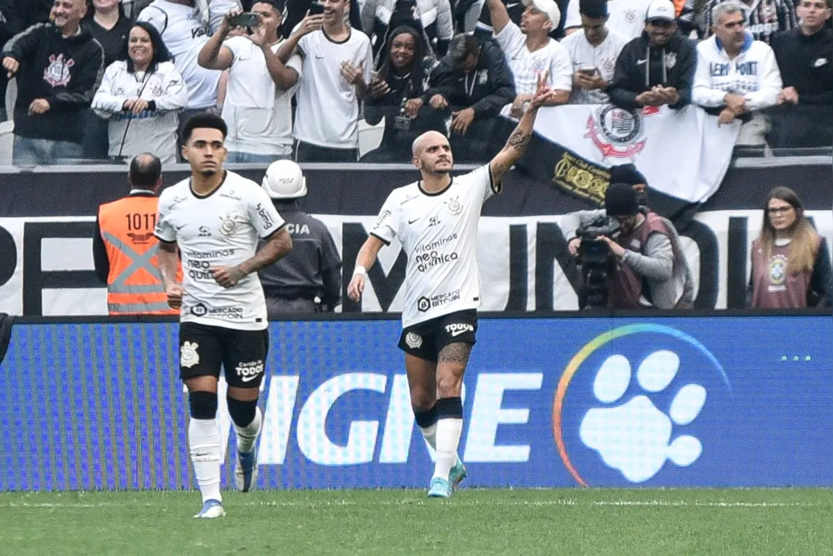 SÃ£o Paulo (SP), 19/06/2022 - BRASILEIRÃO/CORINTHIANS X GOIÃS - FÃ¡bio Santos, do Corinthians, comemora seu gol durante a partida contra o GoiÃ¡s, vÃ¡lida pela 13Âª rodada do Campeonato Brasileiro 2022, realizada na Neo QuÃ­mica Arena, na zona leste de SÃ£o Paulo, na tarde deste domingo, 19 de junho de 2022. (Foto: Ronaldo Barreto/Thenews2/Folhapress)