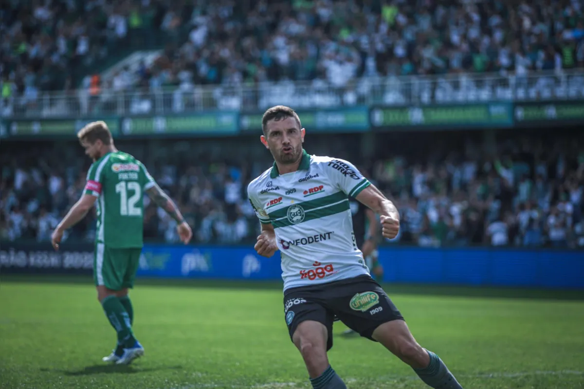 Imagem ilustrativa da imagem Coritiba sai atrás, reage no segundo tempo e arranca empate