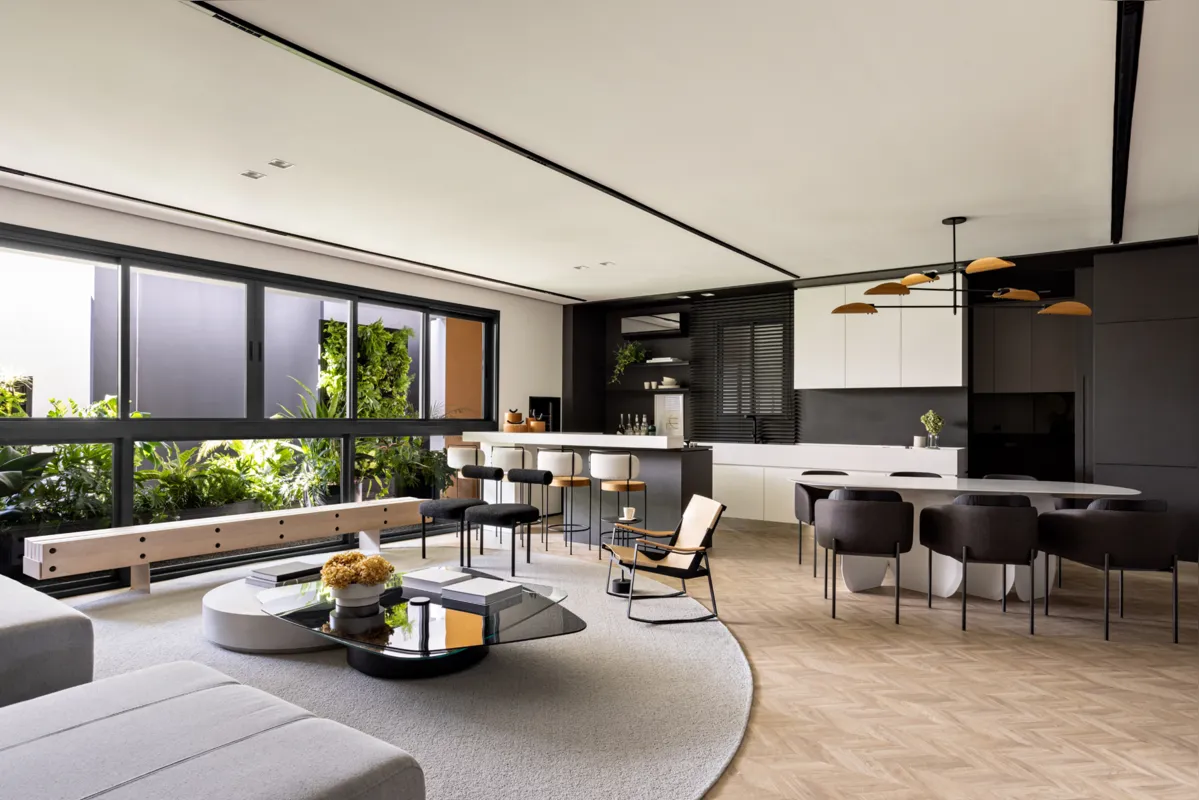 Arbo: O apartamento do Arbo é elegante e sofisticado, cuja decoração traz um ar sóbrio ao tomar partido do preto e cores neutras